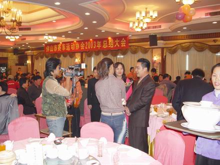 广东Z6人生就是博铝厂猎人车队签约之采访邝总