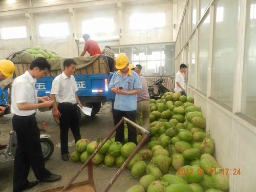 夏季气温节节升，清冷西瓜再三送