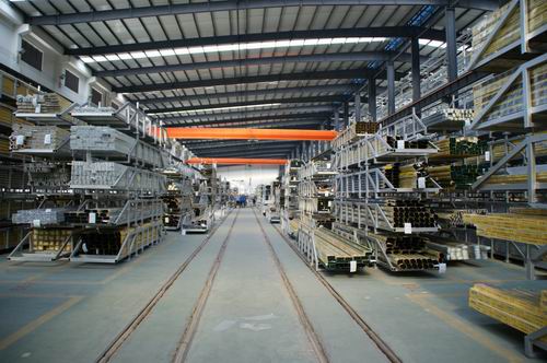 自动化立体制品仓库投入使用