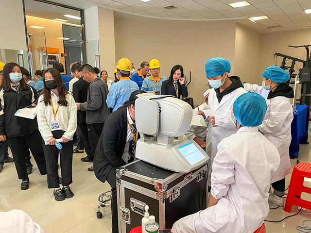 员工们轮流进行视力查抄，整个过程井然有序。