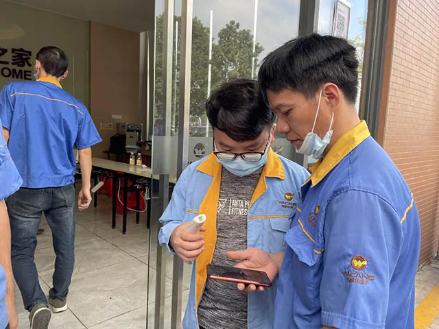 优良的自愿者为员工进行操作领导