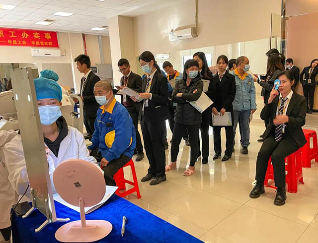 员工们轮流进行视力查抄，整个过程井然有序。