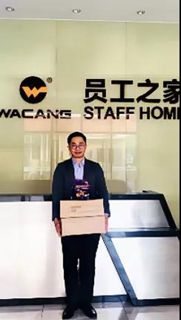 收到新年糖、购物卡等新春福利，员工们展示出喜悦的笑容