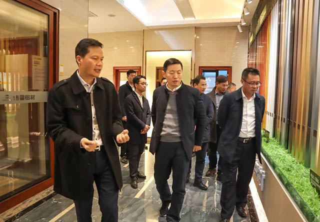 潘伟深董事长携带辅导参观履历馆，并为其介绍Z6人生就是博全铝利用产业链