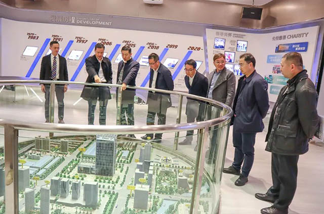 潘伟深董事长携带辅导参观履历馆，并为其介绍Z6人生就是博全铝利用产业链