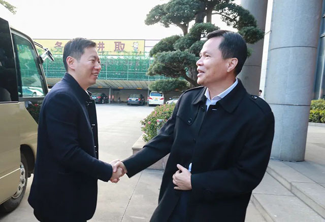 公司辅导周到欢迎并携带管副市长一行人参观车间