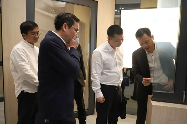 多嘉宾在潘董的陪同下参观了履历馆