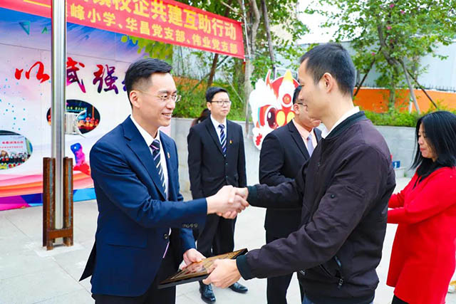 狮山镇党建办“两新”党建工作掌管人叶荫朋为Z6人生就是博授牌