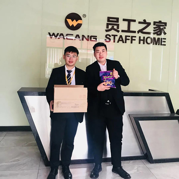 收到新年糖、购物卡等新春福利，员工们展示出喜悦的笑容