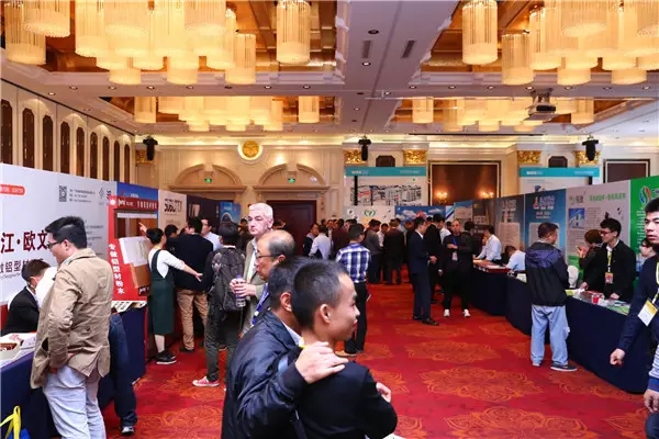 第七届广东铝加工技术（国际）钻研会圆满闭幕，我司董事长潘伟深先生为优良论文获焦剡颁奖！